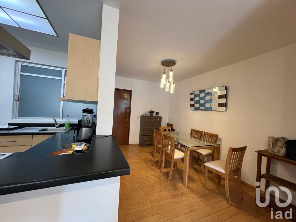 Venta de departamento en la Colonia Del Valle con terraza privada y dos estacionamientos