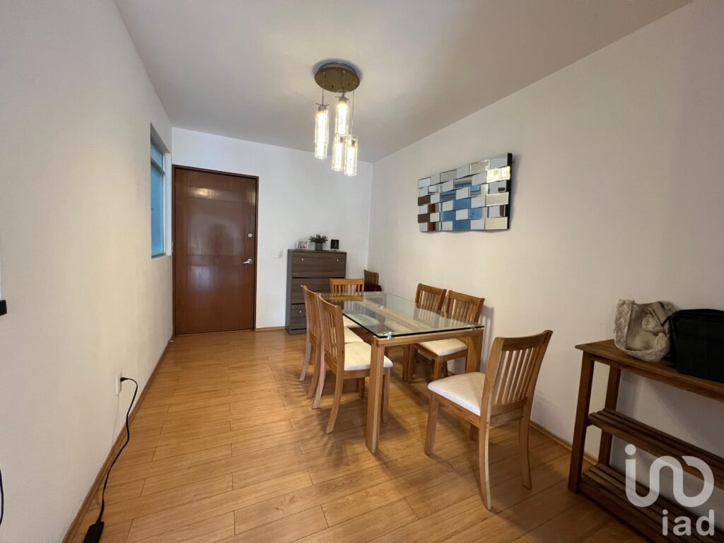 Venta de departamento en la Colonia Del Valle con terraza privada y dos estacionamientos