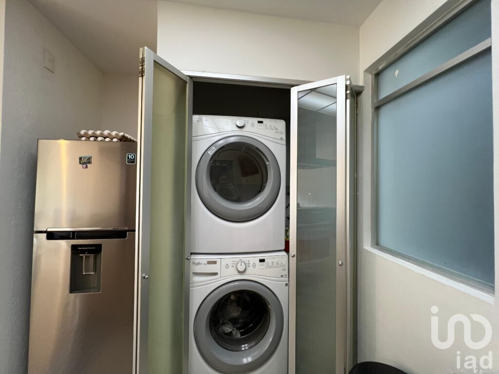 Venta de departamento en la Colonia Del Valle con terraza privada y dos estacionamientos