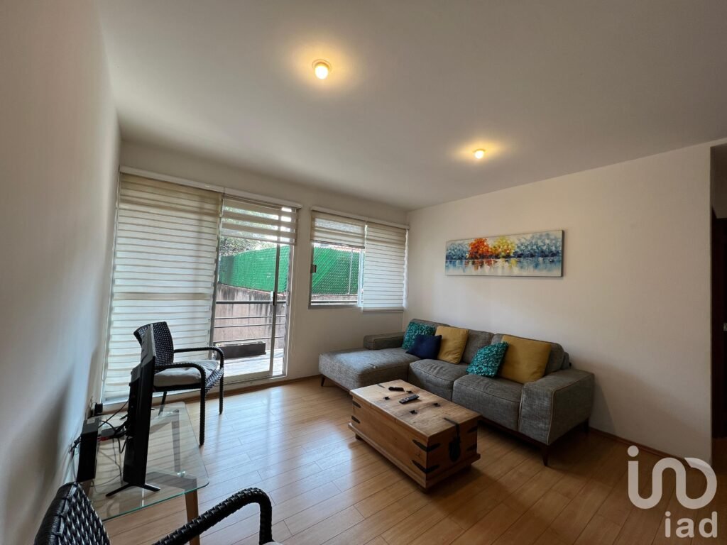 Venta de departamento en la Colonia Del Valle con terraza privada y dos estacionamientos