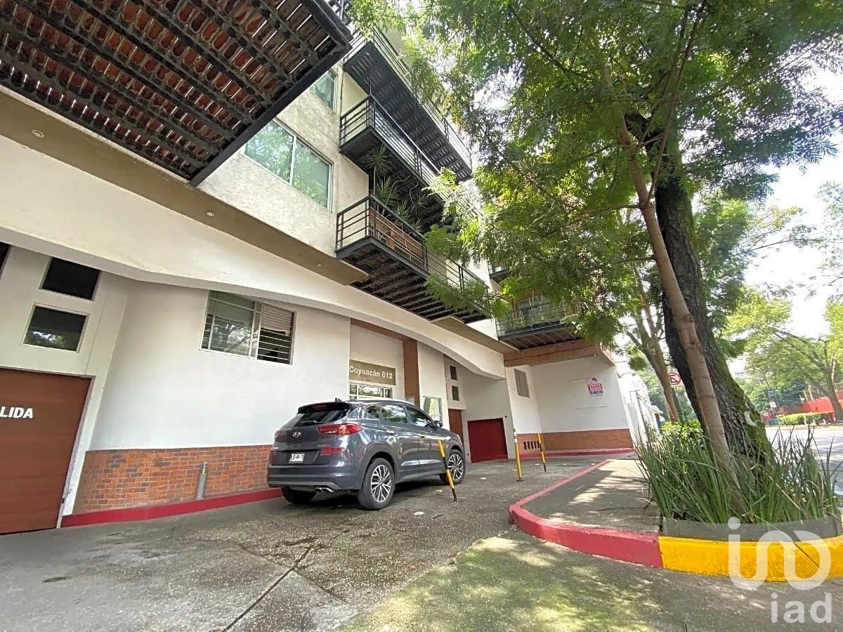 Venta de departamento en la Colonia Del Valle con terraza privada y dos estacionamientos
