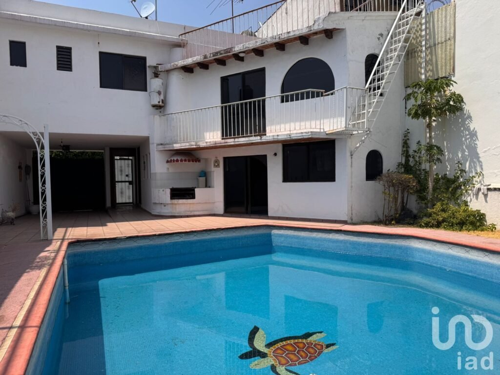 Casa en Venta con Alberca en Fraccionamiento con Vigilancia, Zona Centro Sur, Cuernavaca.
