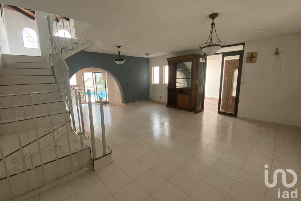 Casa en Venta con Alberca en Fraccionamiento con Vigilancia, Zona Centro Sur, Cuernavaca.