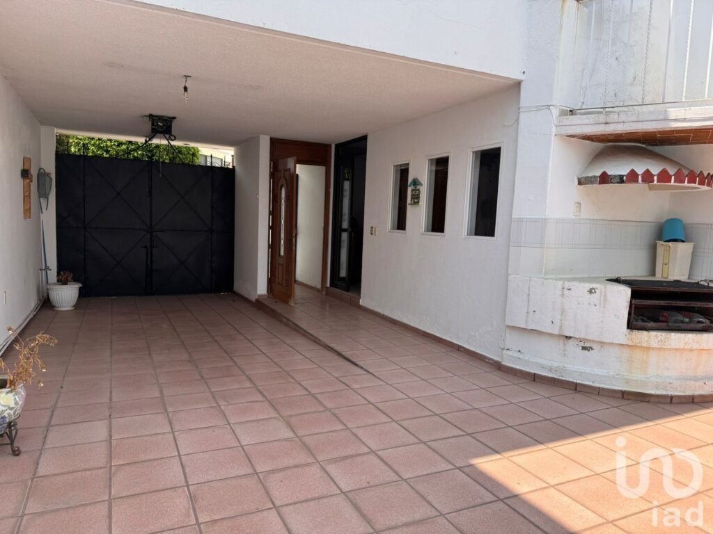 Casa en Venta con Alberca en Fraccionamiento con Vigilancia, Zona Centro Sur, Cuernavaca.