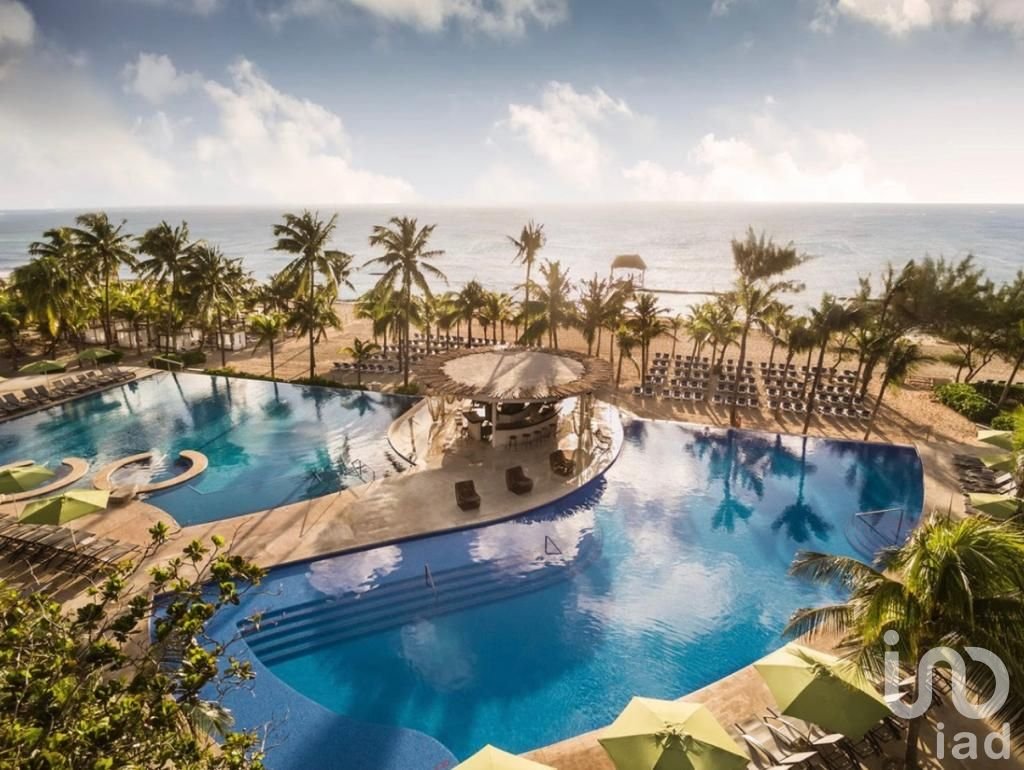 Departamento amueblado, en resort de lujo, con acceso a la playa en Playa del Carmen.