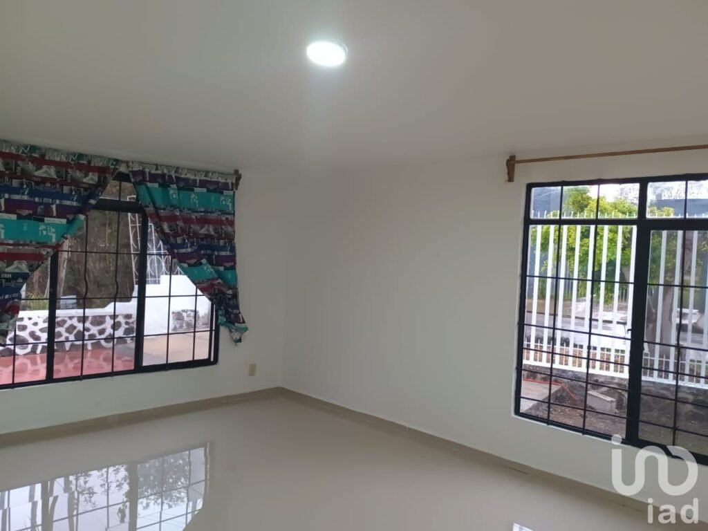 CASA CON AMPLIO JARDIN EN LAS FINCAS