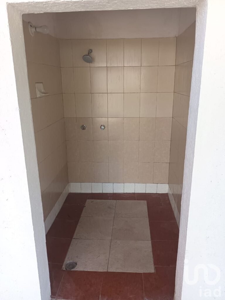 CASA CON AMPLIO JARDIN EN LAS FINCAS