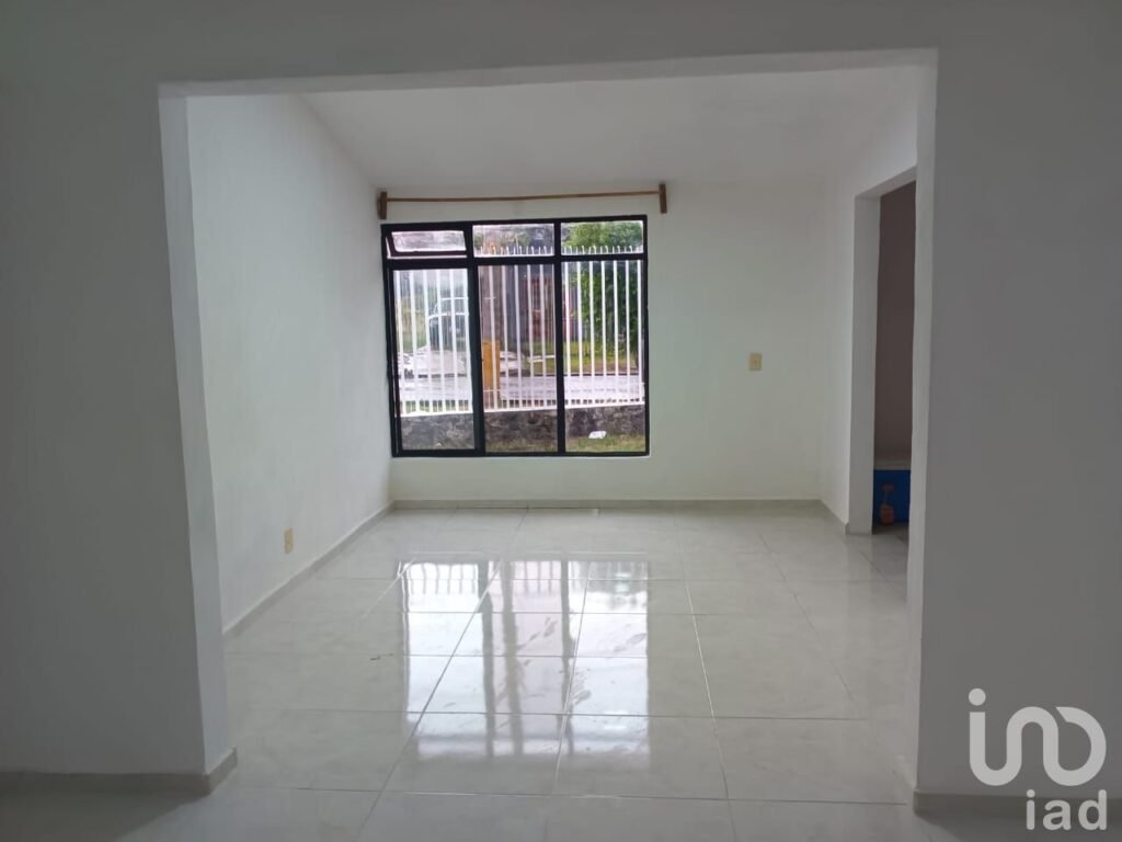 CASA CON AMPLIO JARDIN EN LAS FINCAS