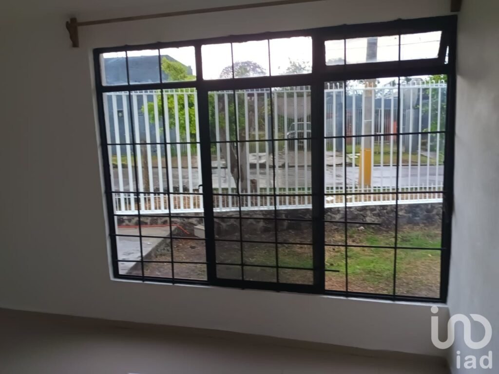 CASA CON AMPLIO JARDIN EN LAS FINCAS