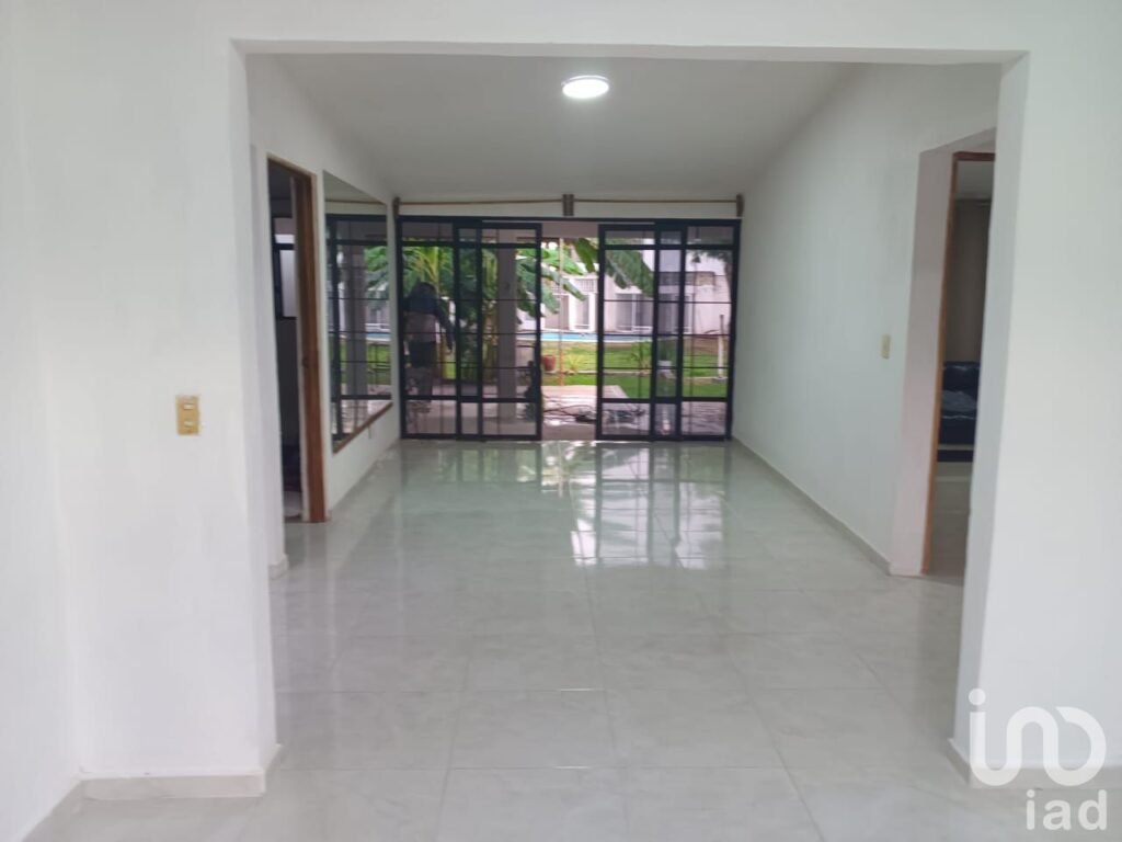 CASA CON AMPLIO JARDIN EN LAS FINCAS