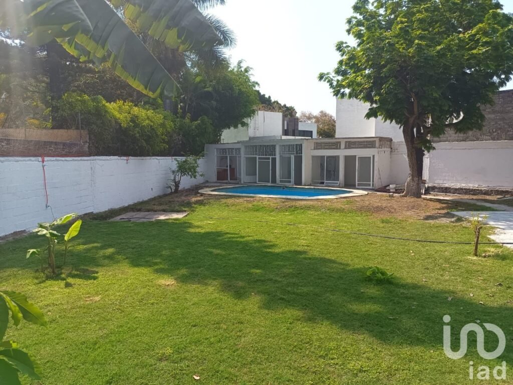 CASA CON AMPLIO JARDIN EN LAS FINCAS