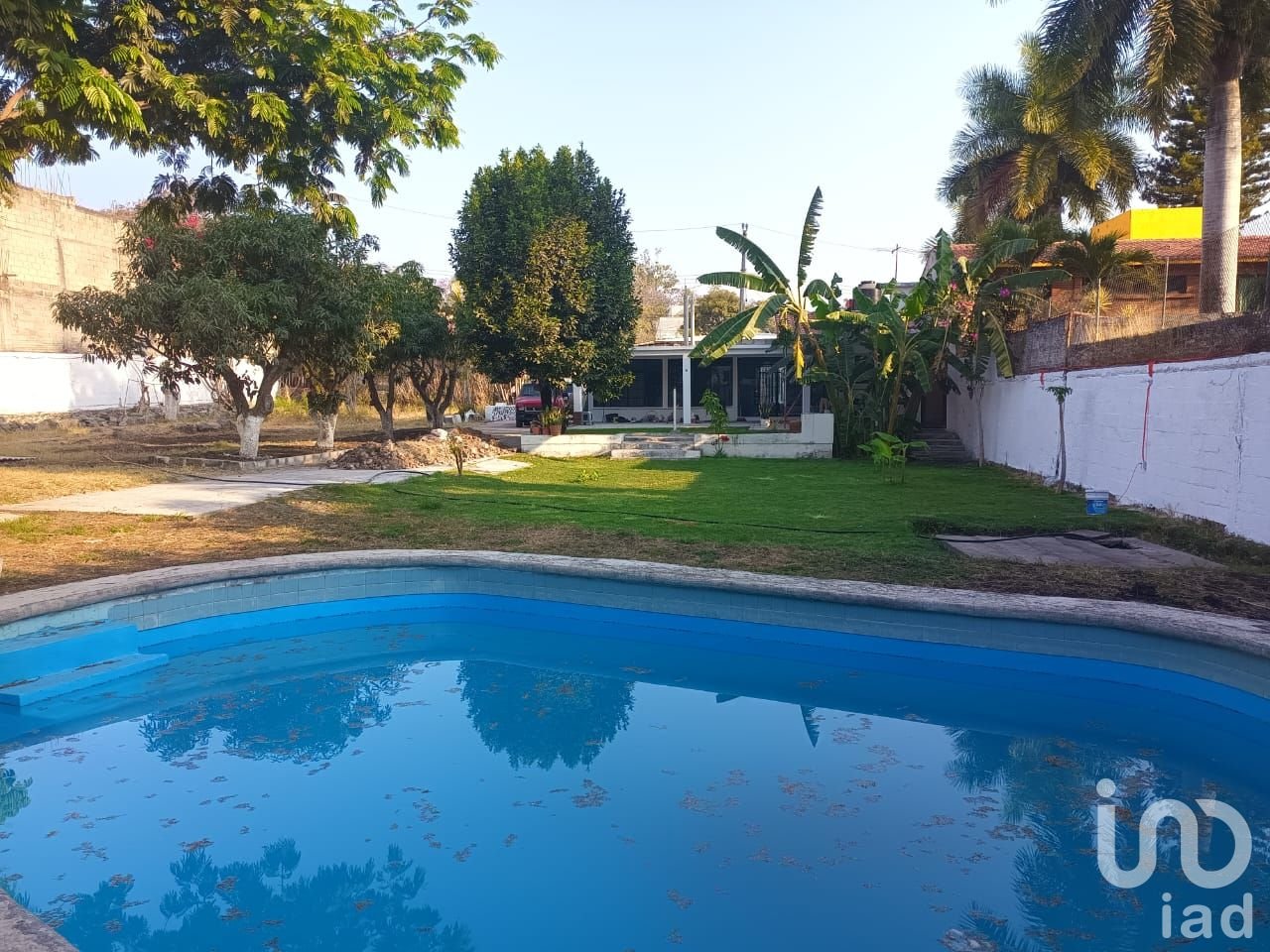 CASA CON AMPLIO JARDIN EN LAS FINCAS