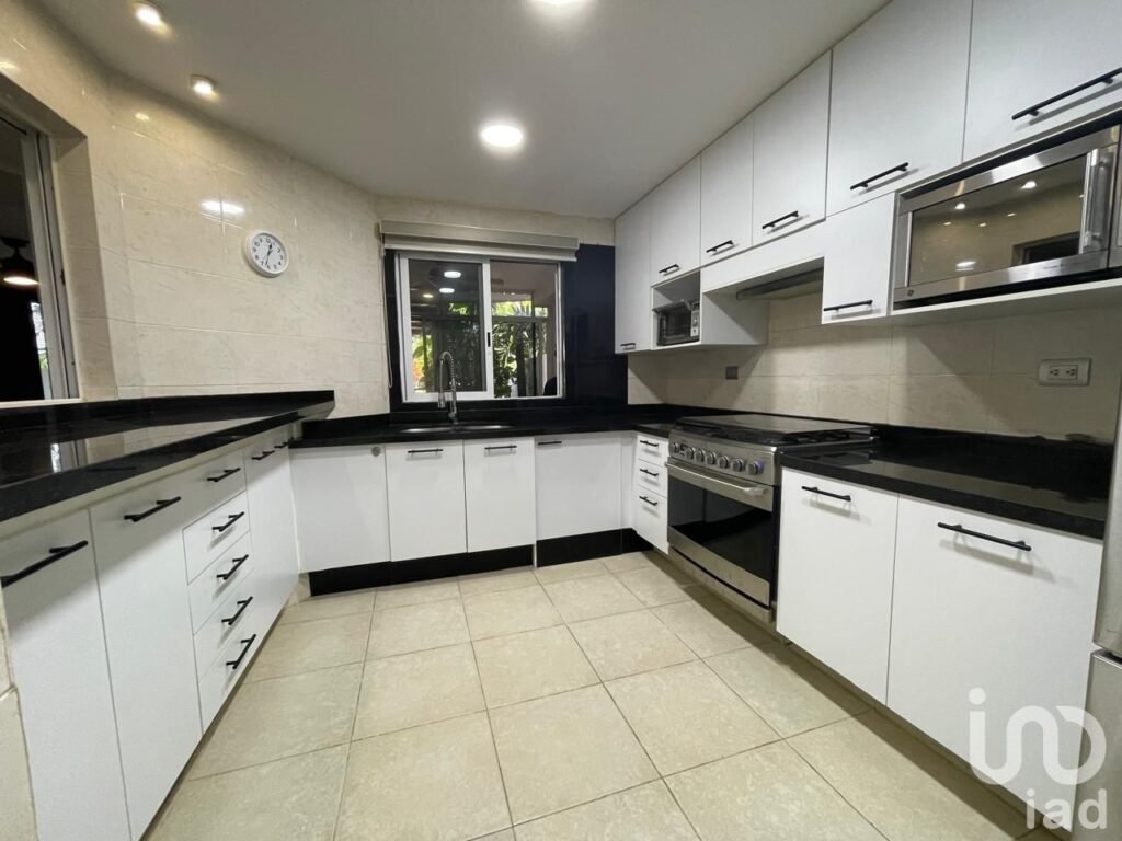 Residencia de 3 niveles en SM17 Cancún | Cerca de Costco | Residencial con alberca