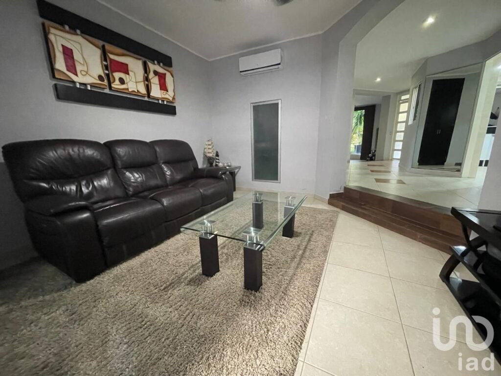 Residencia de 3 niveles en SM17 Cancún | Cerca de Costco | Residencial con alberca