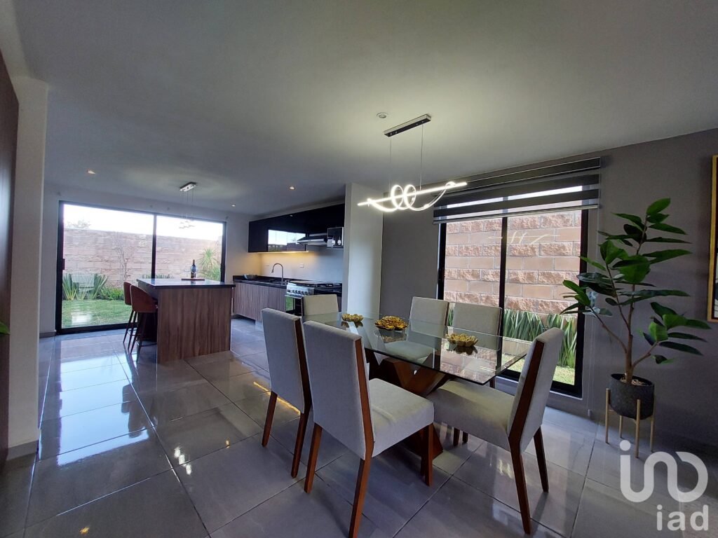 CASA EN VENTA LOMAS DE ANGELOPOLIS III CON PISCINA Y AMENIDADES