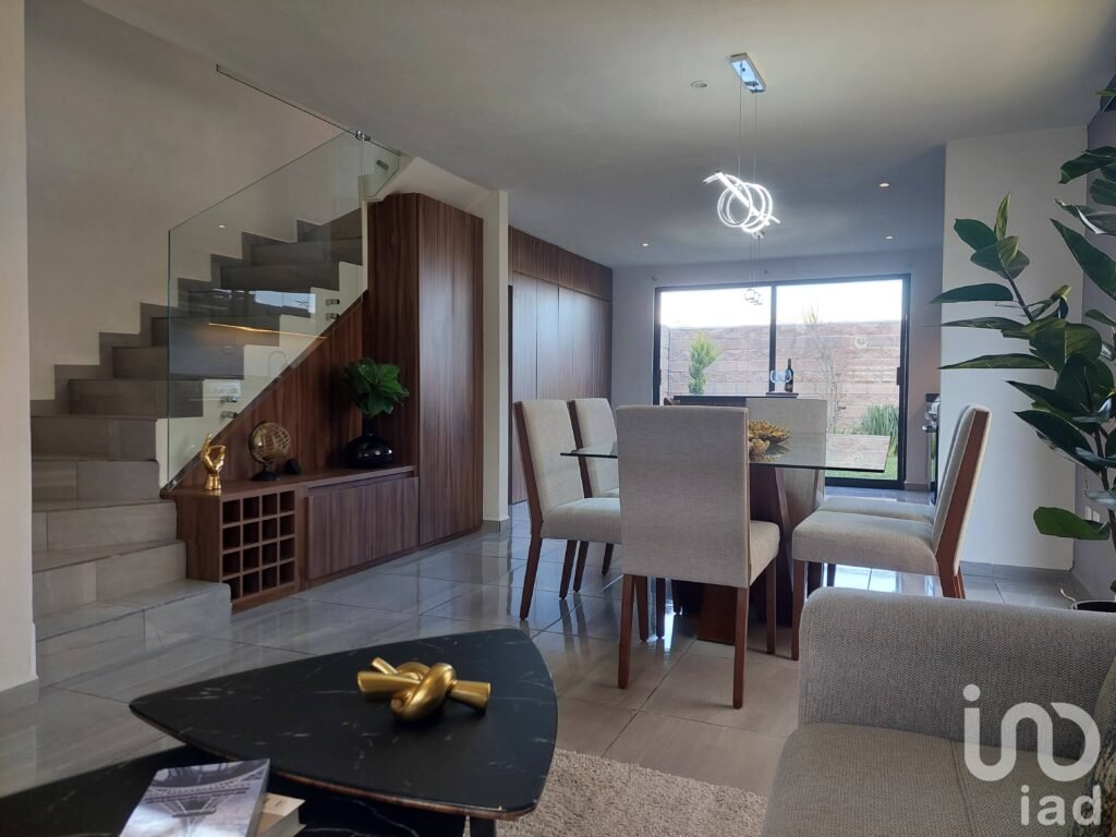 CASA EN VENTA LOMAS DE ANGELOPOLIS III CON PISCINA Y AMENIDADES