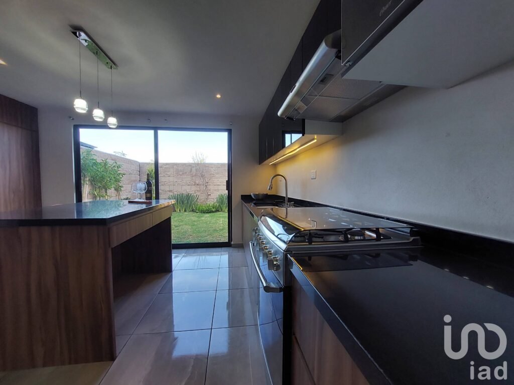 CASA EN VENTA LOMAS DE ANGELOPOLIS III CON PISCINA Y AMENIDADES