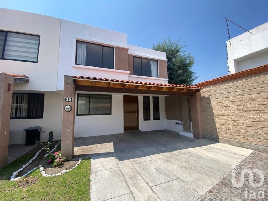 Casa de 3 recámaras en renta en Jardines de las Lomas, Cascatta, Lomas de Angelópolis