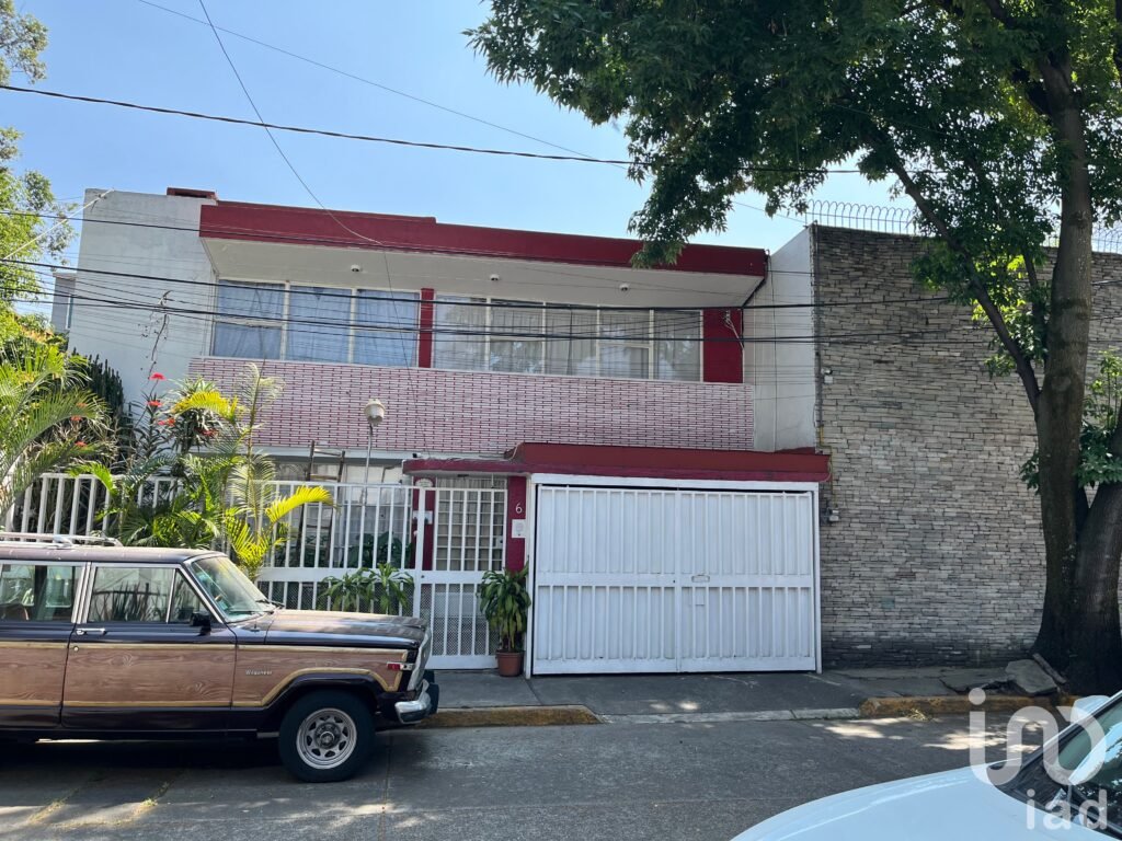 VENDO AMPLIA CASA EN COPILCO UNIVERSIDAD