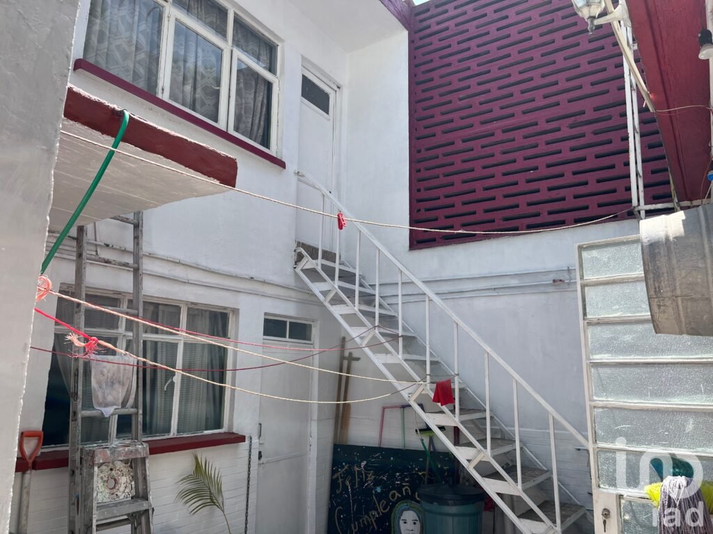 VENDO AMPLIA CASA EN COPILCO UNIVERSIDAD