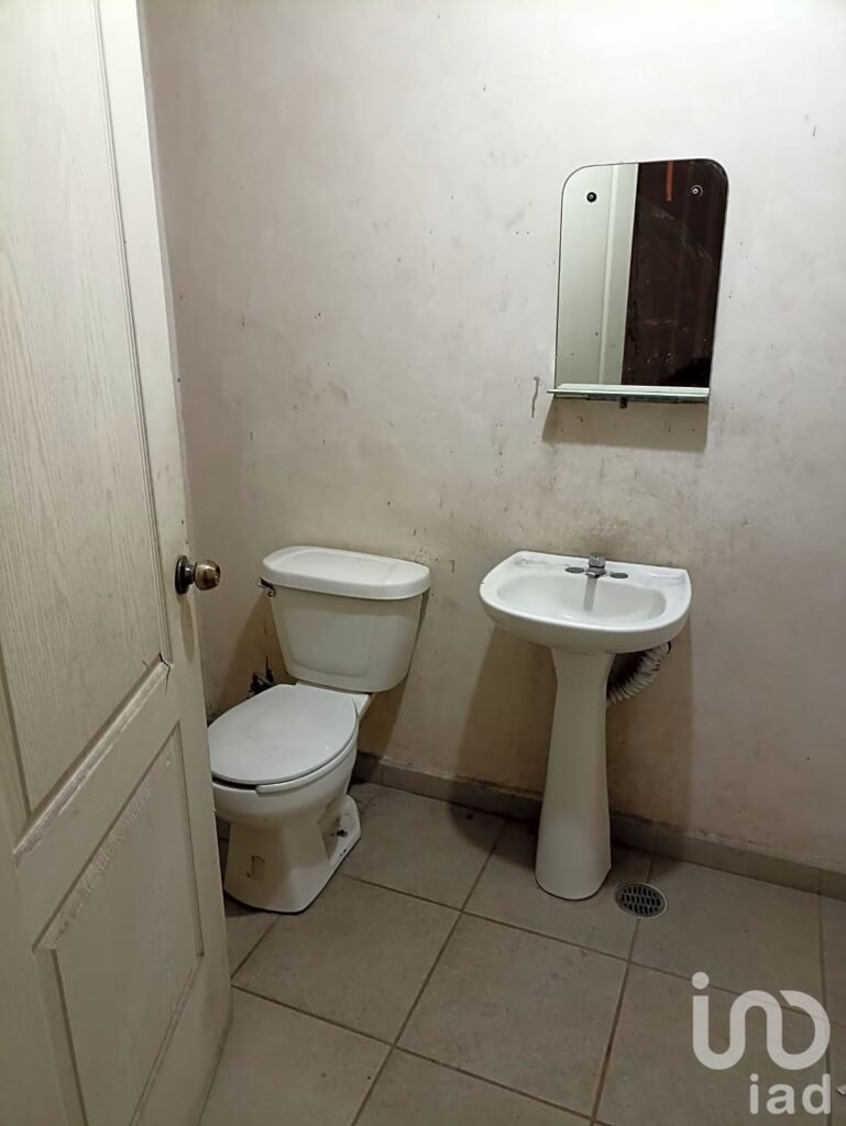 Bodega en Renta en Manantiales a 30 metros de la Avenida Madero