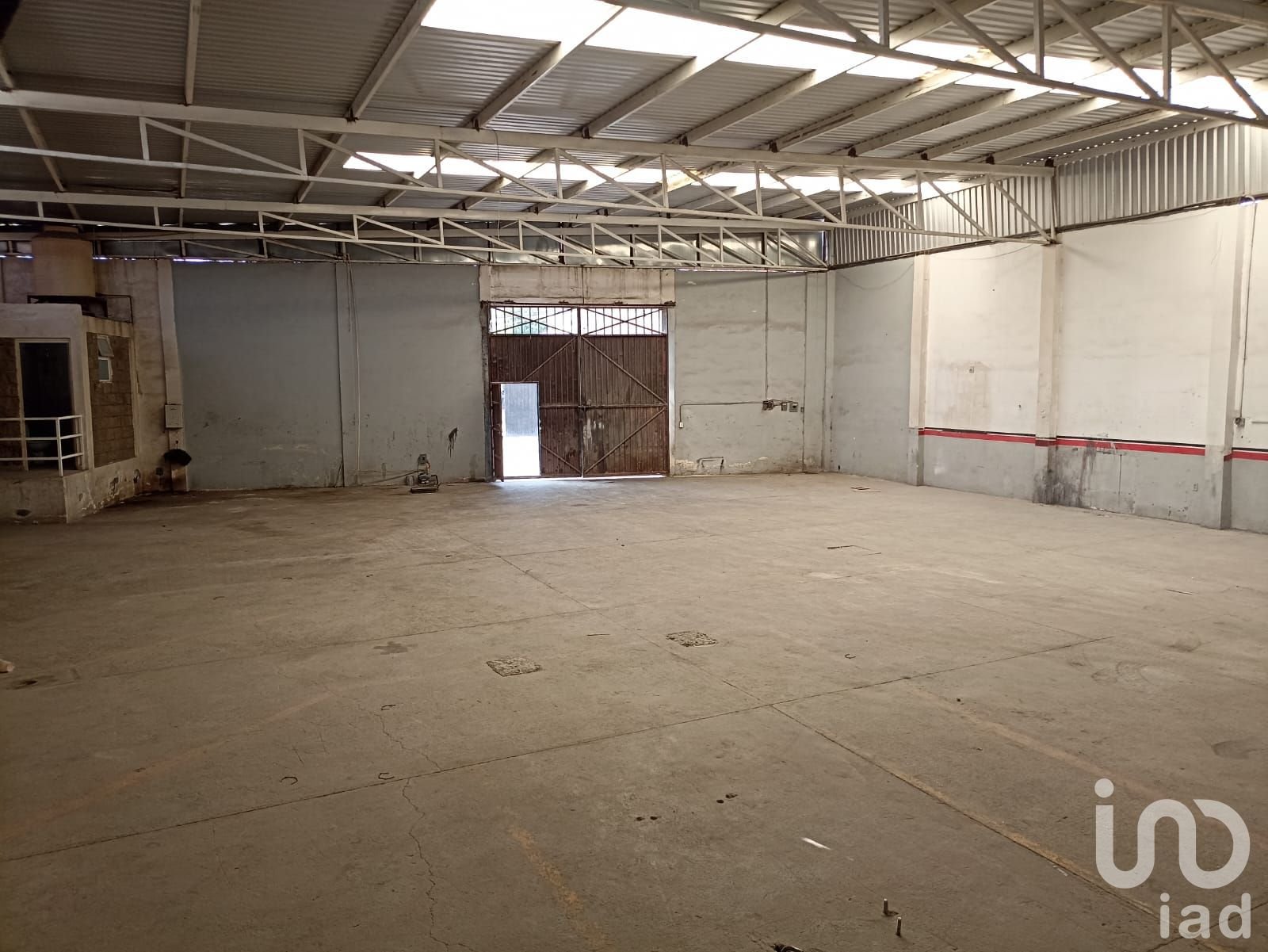 Bodega en Renta en Manantiales a 30 metros de la Avenida Madero