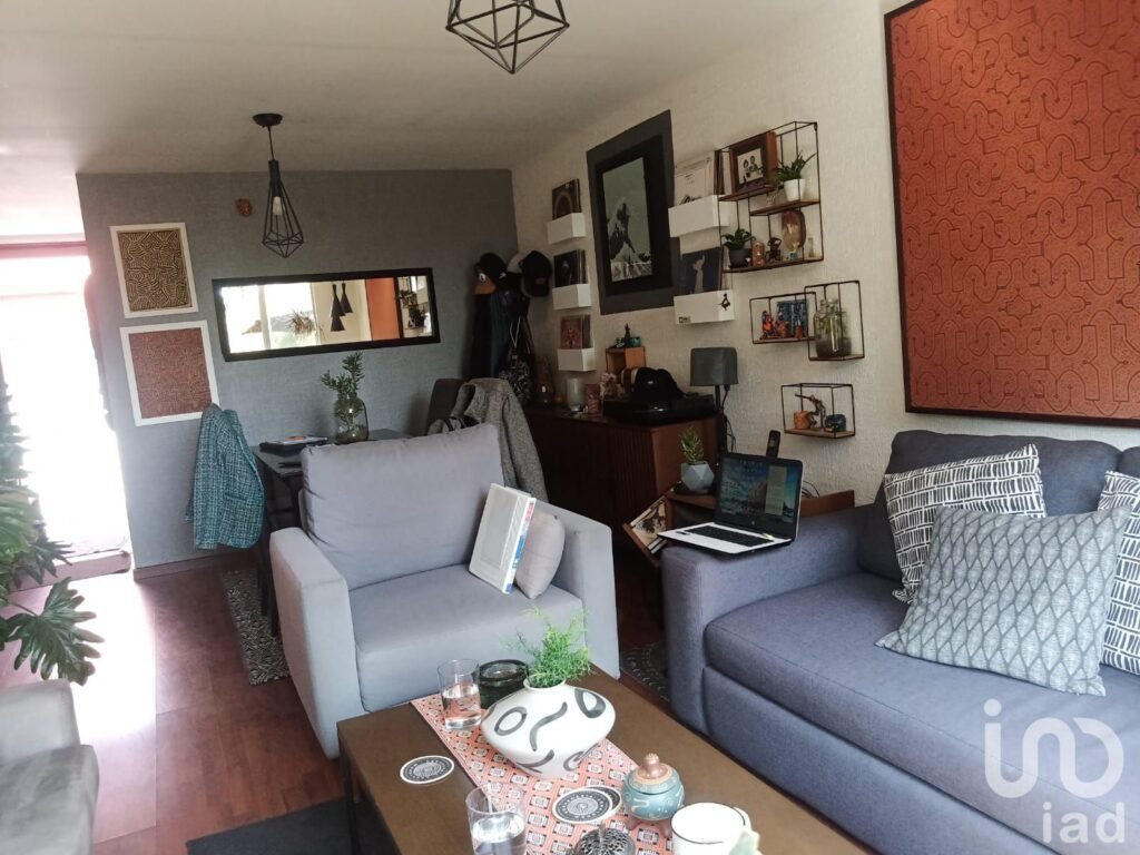 Venta San Nicolás Totolapan:  Terreno habitacional con casa ideal para  ocupar, ampliar o construir