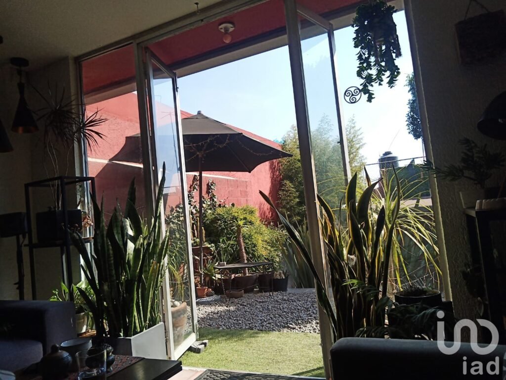 Venta San Nicolás Totolapan:  Terreno habitacional con casa ideal para  ocupar, ampliar o construir