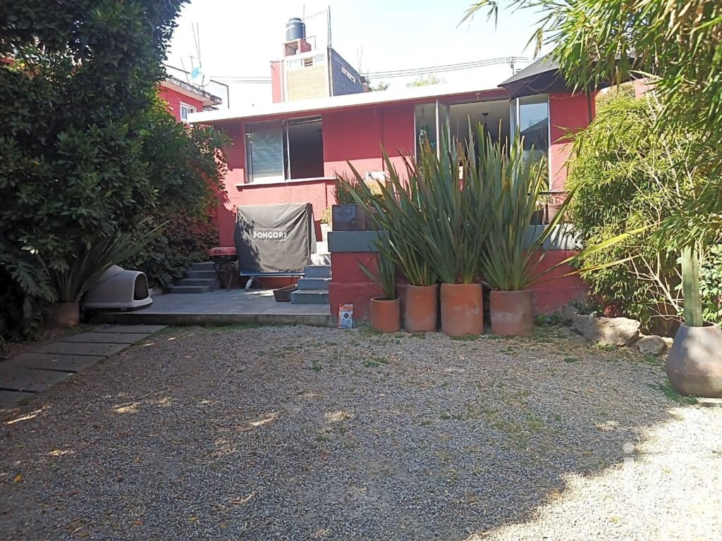 Venta San Nicolás Totolapan:  Terreno habitacional con casa ideal para  ocupar, ampliar o construir