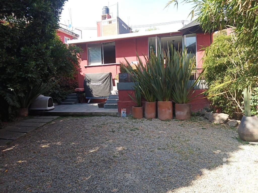 Venta San Nicolás Totolapan:  Terreno habitacional con casa ideal para  ocupar, ampliar o construir