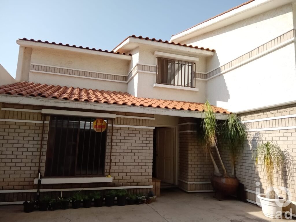 Casa en RENTA para Oficinas o Consultorios en Av, Cordillera de Arakán, Lomas 4ta. SLP