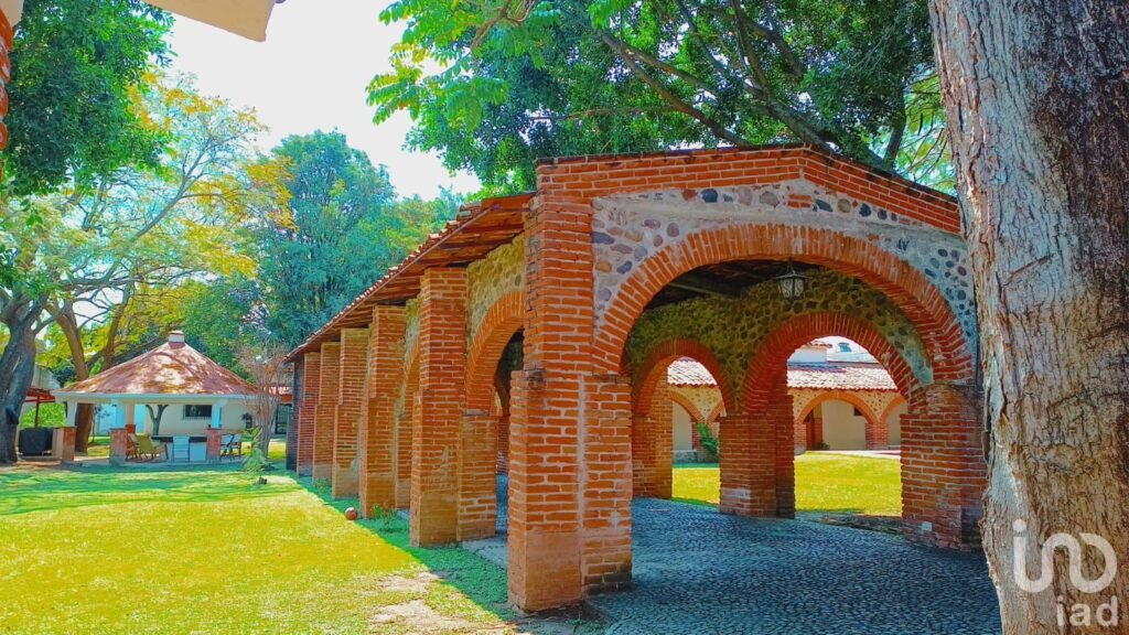 CASA CON ALBERCA Y CANCHA DE BASKETBALL EN JONACATEPEC MORELOS