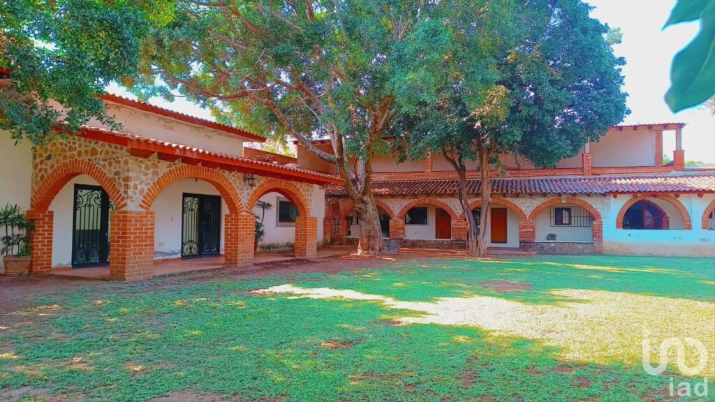 CASA CON ALBERCA Y CANCHA DE BASKETBALL EN JONACATEPEC MORELOS