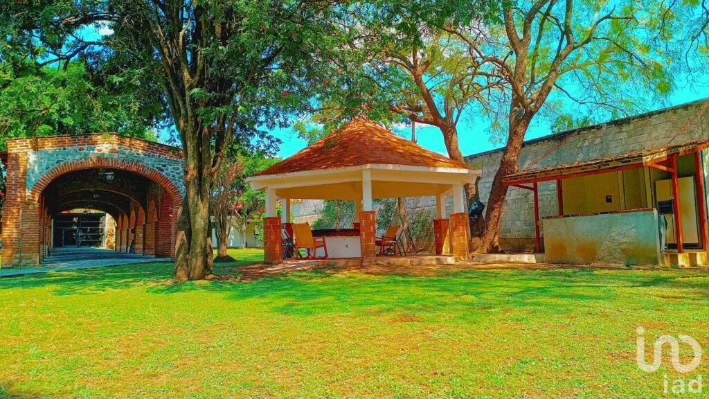 CASA CON ALBERCA Y CANCHA DE BASKETBALL EN JONACATEPEC MORELOS