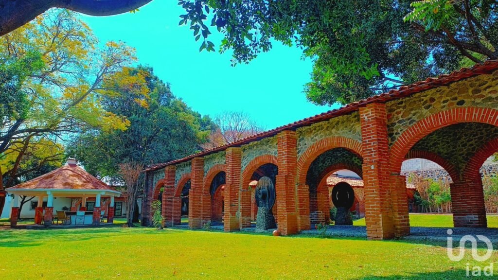 CASA CON ALBERCA Y CANCHA DE BASKETBALL EN JONACATEPEC MORELOS