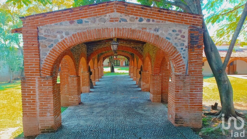 CASA CON ALBERCA Y CANCHA DE BASKETBALL EN JONACATEPEC MORELOS