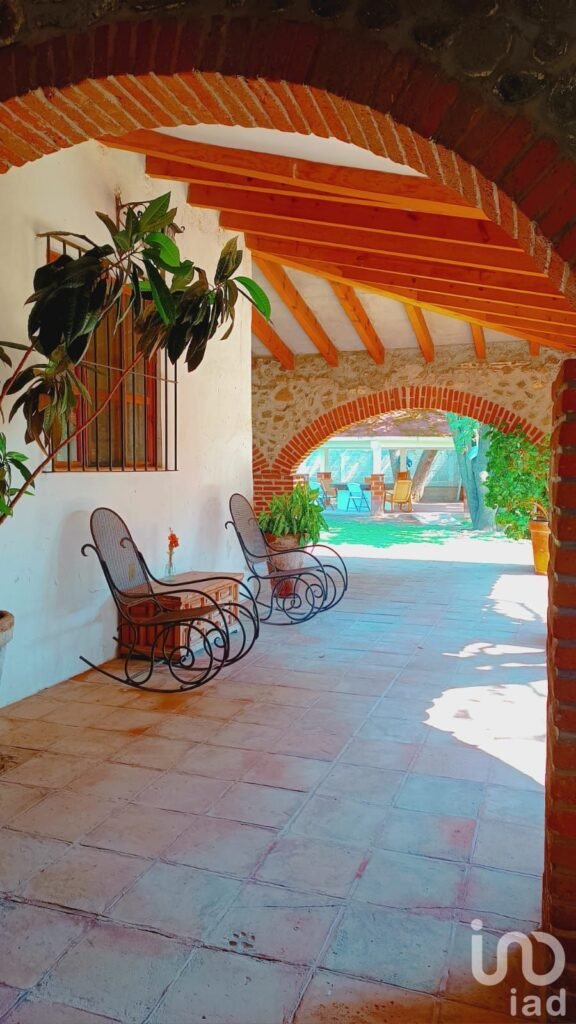 CASA CON ALBERCA Y CANCHA DE BASKETBALL EN JONACATEPEC MORELOS