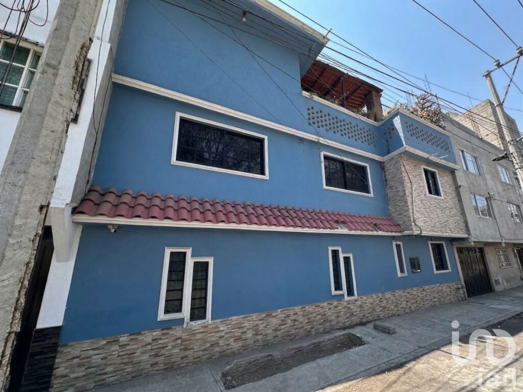 Venta de Casa con 3 departamentos separados. ¡Potencial de triple renta!
