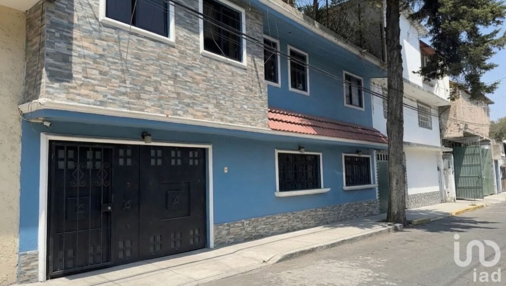 Venta de Casa con 3 departamentos separados. ¡Potencial de triple renta!