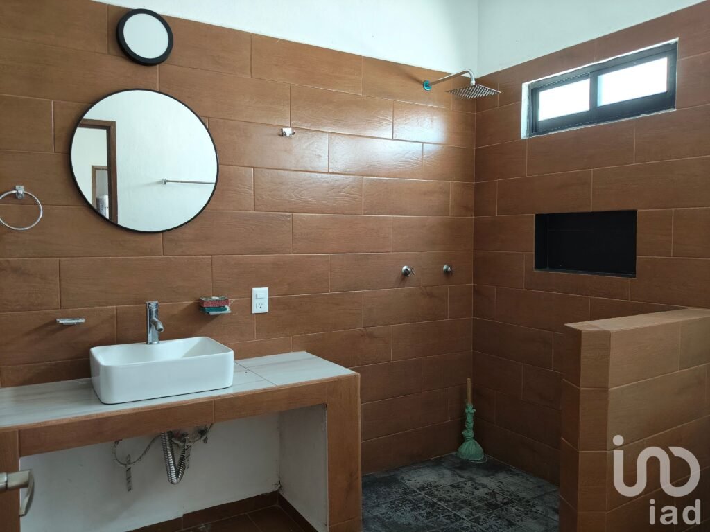 Casa en venta en fraccionamiento con acceso controlado.