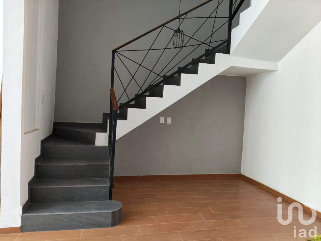 Casa en venta en fraccionamiento con acceso controlado.