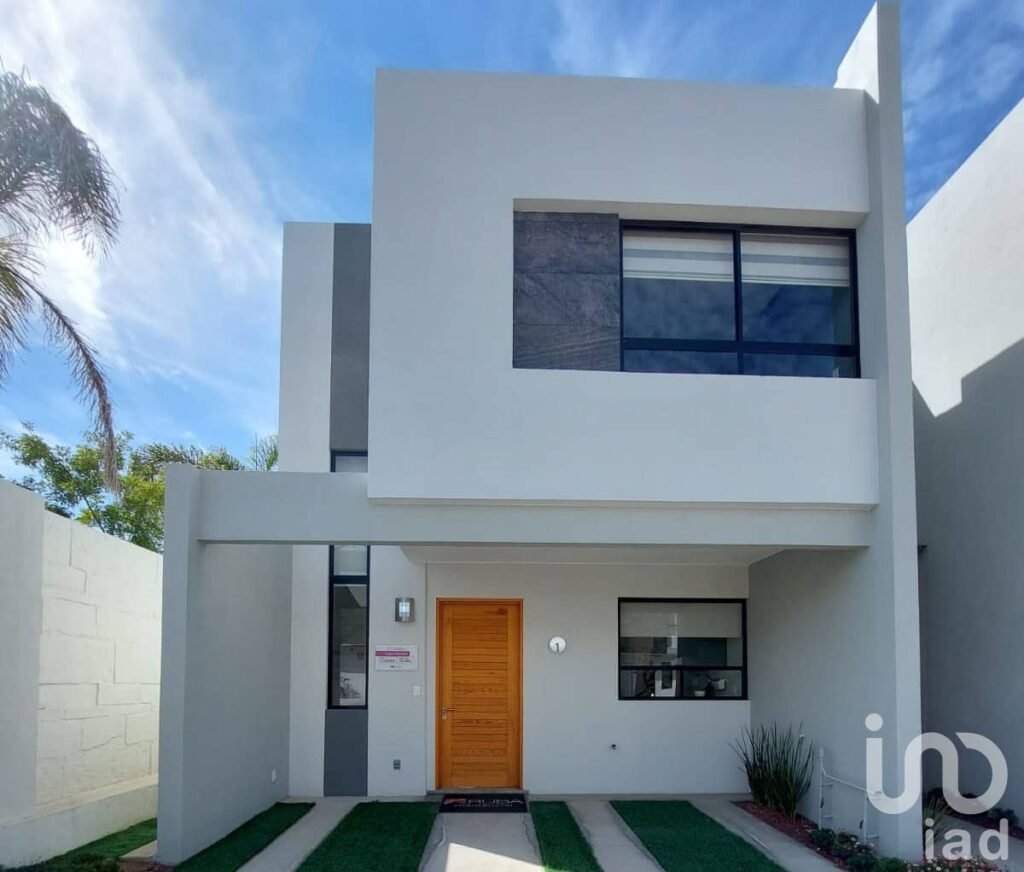 CASA EN VENTA CON RECAMARA EN PLANTA BAJA Y ALBERCA, LOMAS DE ANGELOPOLIS, PUEBLA