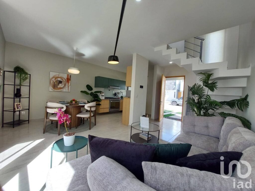 CASA EN VENTA CON RECAMARA EN PLANTA BAJA Y ALBERCA, LOMAS DE ANGELOPOLIS, PUEBLA