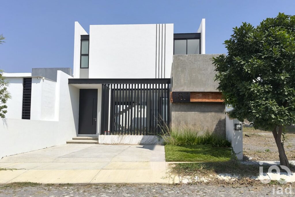 Casa en Venta al norte de Colima, 1 recámara en planta baja y con escalera minimalista - 2348726 casas en venta casa en venta al norte de colima 1 recamara en planta baja y con escalera minimalista 289636