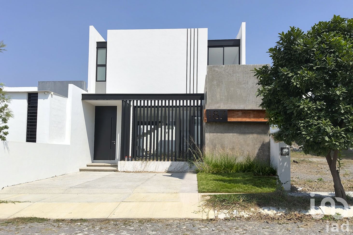 Casa en Venta al norte de Colima, 1 recámara en planta baja y con escalera minimalista