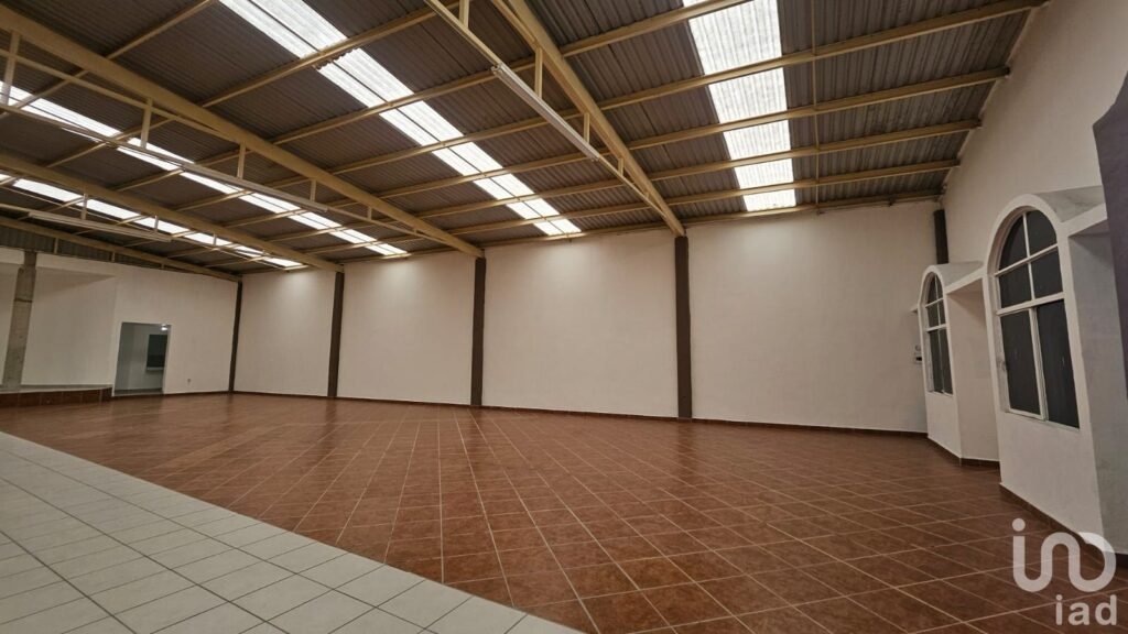 Ubicación Estratégica Bodega 582 m² Cerca de Autopista Mex-Qro Lista para Operación