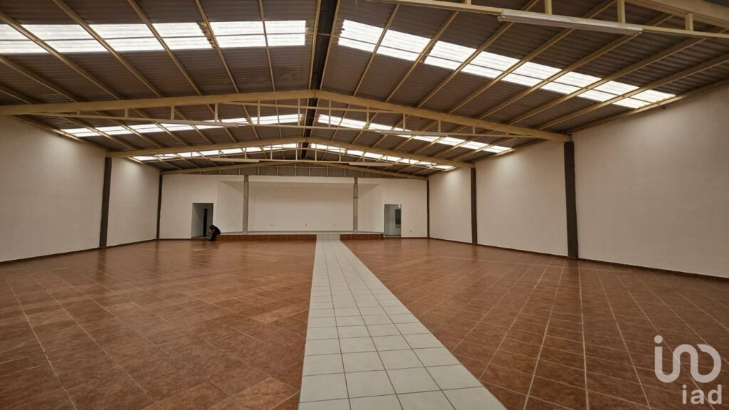 Ubicación Estratégica Bodega 582 m² Cerca de Autopista Mex-Qro Lista para Operación