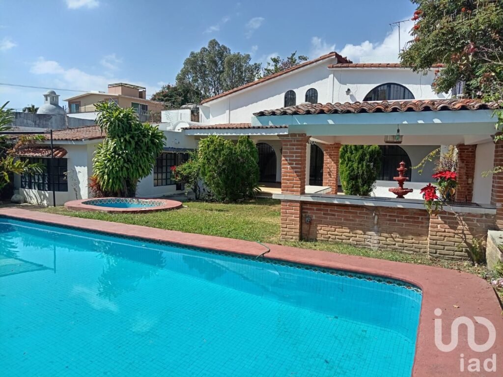 Casa en Venta con jardín y Alberca, Zona norte Cuernavaca, Col. Hacienda Tetela