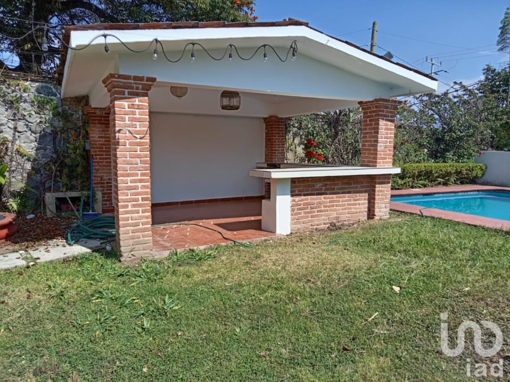 Casa en Venta con jardín y Alberca, Zona norte Cuernavaca, Col. Hacienda Tetela