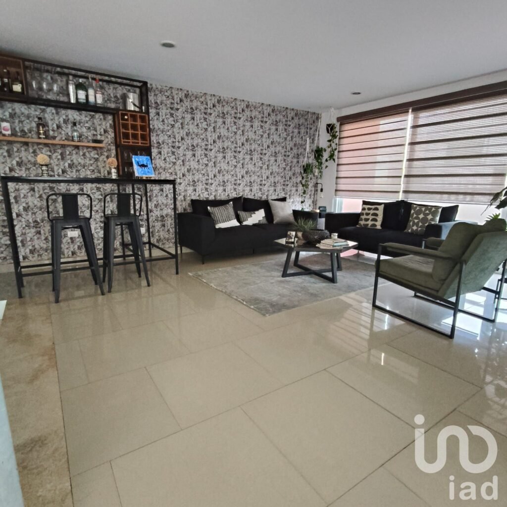 CASA EN RENTA EN EXCLUSIVO FRACC "EL LUCERO" atrás de plaza San Diego